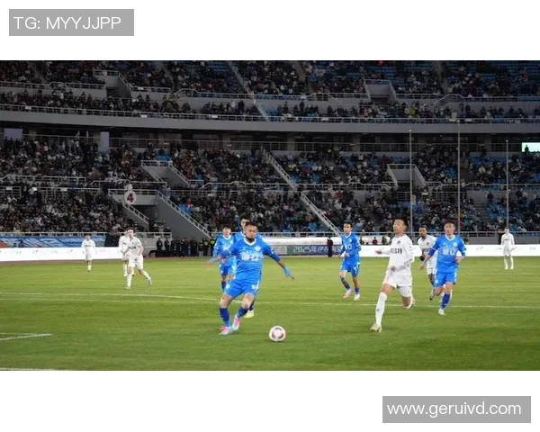 足球巨星荣耀时刻荣获最佳球员奖项引发全球热议